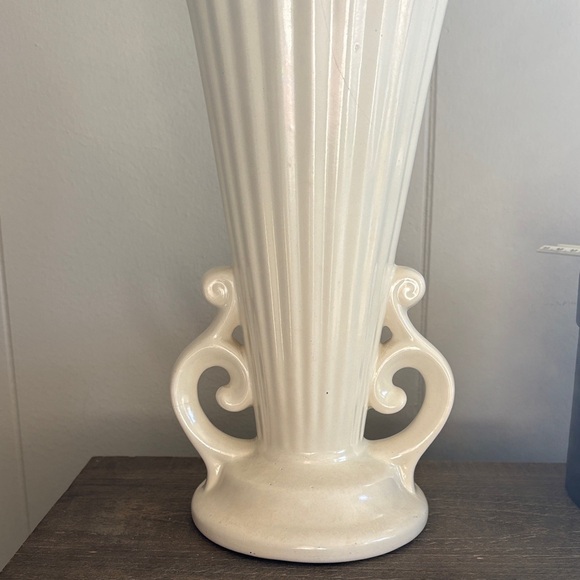 Rumrill 1930's Vintage Cream Vase with Art Deco Scroll Handles - Picture 2 of 8